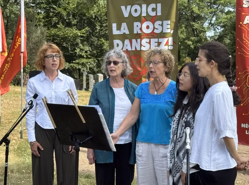 Miembros del Partido Comunista de Canadá (Marxista-Leninista) cantan La Internacional en la ceremonia. (Foto: VNA)