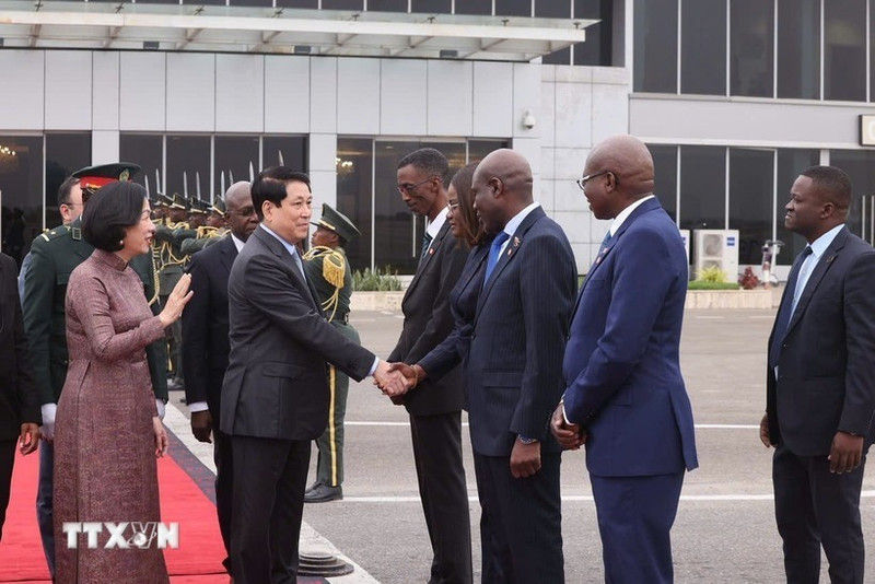 Acto de despedida al presidente de Vietnam, Luong Cuong, y su esposa en el Aeropuerto Internacional Quatro de Fevereiro, en Luanda (Foto: VNA)