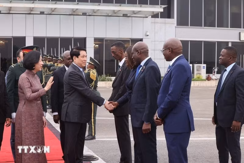 Acto de despedida al presidente de Vietnam, Luong Cuong, y su esposa en el Aeropuerto Internacional Quatro de Fevereiro, en Luanda (Foto: VNA)