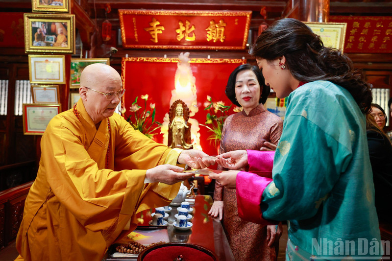 El muy venerable Thich Thanh Nha entrega a la reina butanesa Jetsun Pema Wangchuck y Nguyen Thi Minh Nguyet, esposa del presidente vietnamita, hojas de Bodhi elaboradas artesanalmente. (Foto: Nhan Dan)