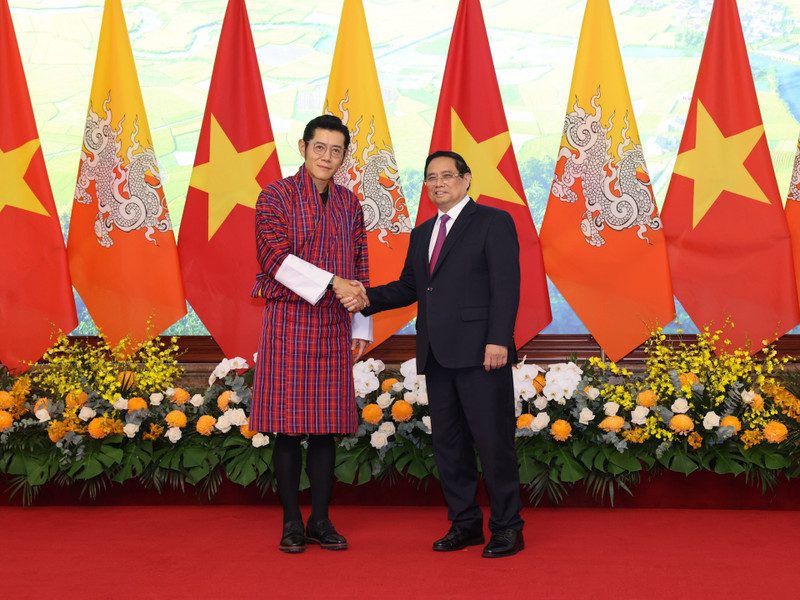 El primer ministro de Vietnam, Pham Minh Chinh, recibe al rey de Bután, Jigme Khesar Namgyel Wangchuck. (Foto: Nhan Dan)