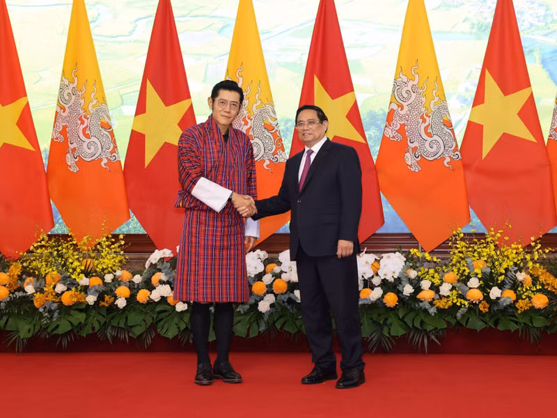 El primer ministro de Vietnam, Pham Minh Chinh, recibe al rey de Bután, Jigme Khesar Namgyel Wangchuck. (Foto: Nhan Dan)