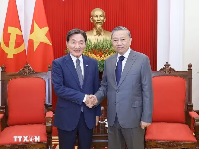 El secretario general del Partido Comunista de Vietnam, To Lam (derecha), recibe a Park Chang Dal, enviado especial del presidente de Corea del Sur, Lee Jae Myung. (Foto: VNA)