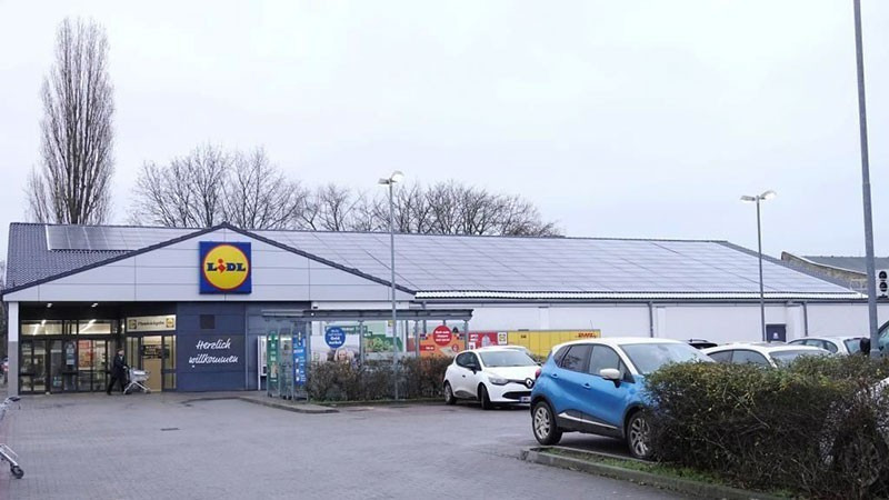 Un supermercado en Alemania instala un sistema de paneles solares. (Foto: Xinhua)