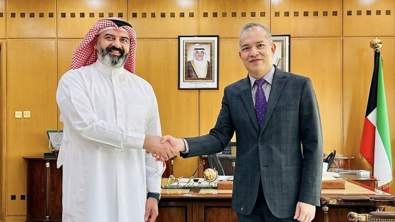 El embajador de Vietnam en Kuwait, Nguyen Duc Thang, y Salem Alhai, jefe de la Autoridad Pública de Agricultura y Pesca de Kuwait. (Foto: Embajada de Vietnam en Kuwait)