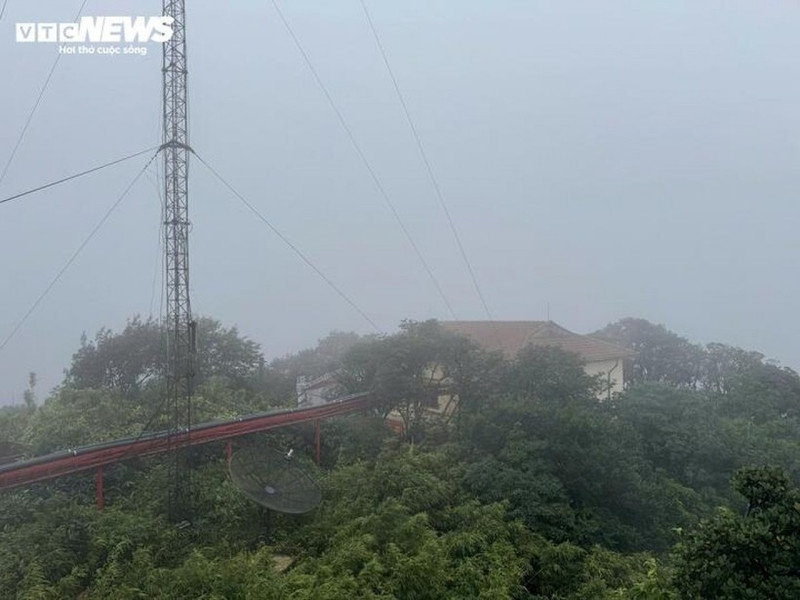 Estación transmisora en el pico Phia Oac (Foto: vtcnews)