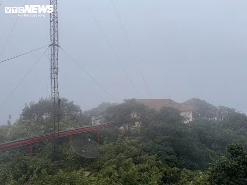 Estación transmisora en el pico Phia Oac (Foto: vtcnews)
