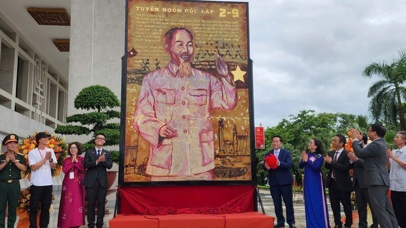 Una pintura lacada grande que retrata al Presidente Ho Chi Minh (Foto: VNA)