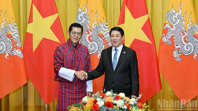 El presidente de Vietnam, Luong Cuong, (derecha) y el Rey de Bután, Jigme Khesar Namgyel Wangchuck. (Foto: Nhan Dan)