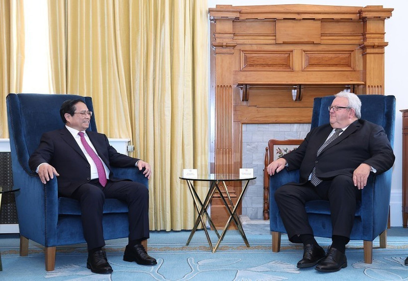 El primer ministro Pham Minh Chinh se reúne con el presidente del Parlamento neozelandés, Gerry Brownlee. (Foto: VNA)