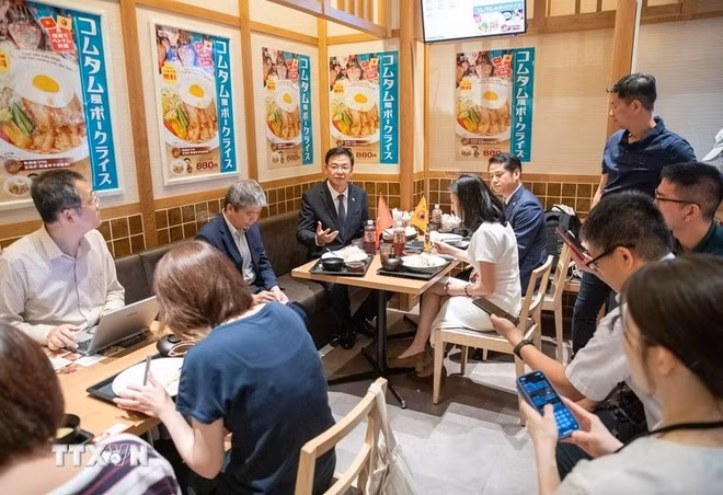 El embajador de Vietnam en Japón, Pham Quang Hieu, presenta el arroz partido vietnamita a los medios japoneses. (Foto: VNA)