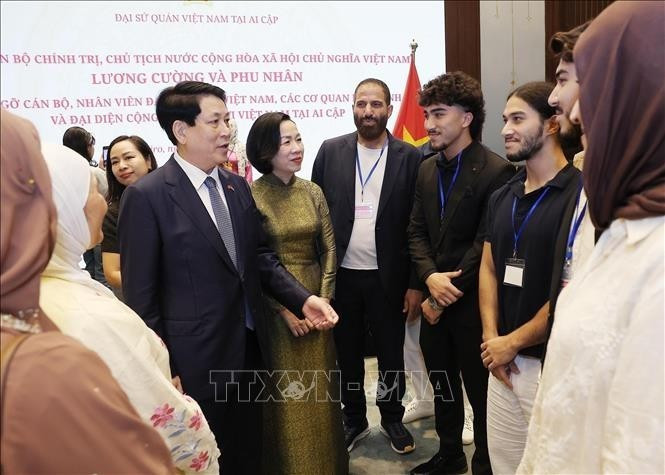 El presidente Luong Cuong, y su esposa se reúne con representantes de la comunidad vietnamitas en Egipto. (Foto: VNA)