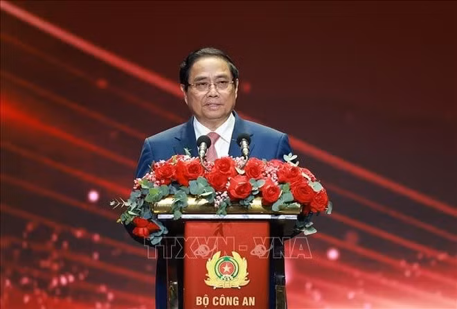 El primer ministro Pham Minh Chinh pronuncia un discurso de dirección y lanza la campaña "Todo el pueblo protege la seguridad nacional". (Foto: VNA)