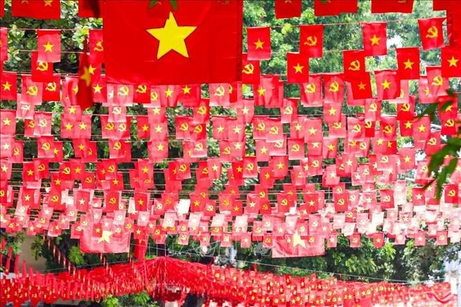El rojo de la bandera nacional inunda la calle Hang Ma, distrito de Hoan Kiem, Hanoi. Foto: Khanh Hoa/VNA