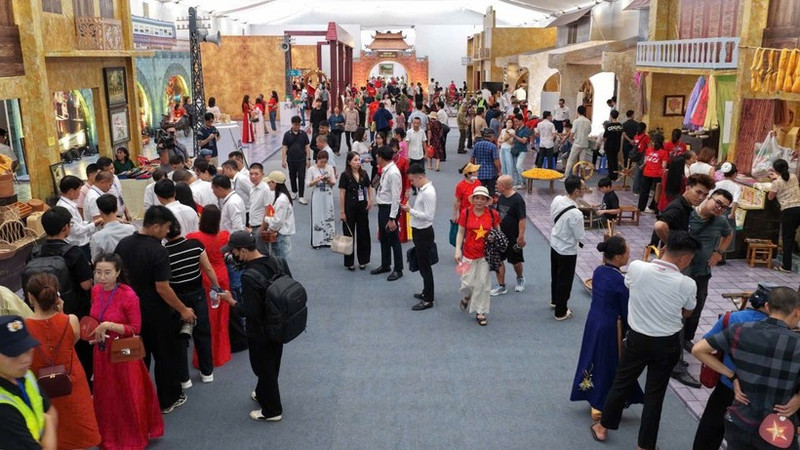 Numerosos ciudadanos visitan los espacios de exposición.