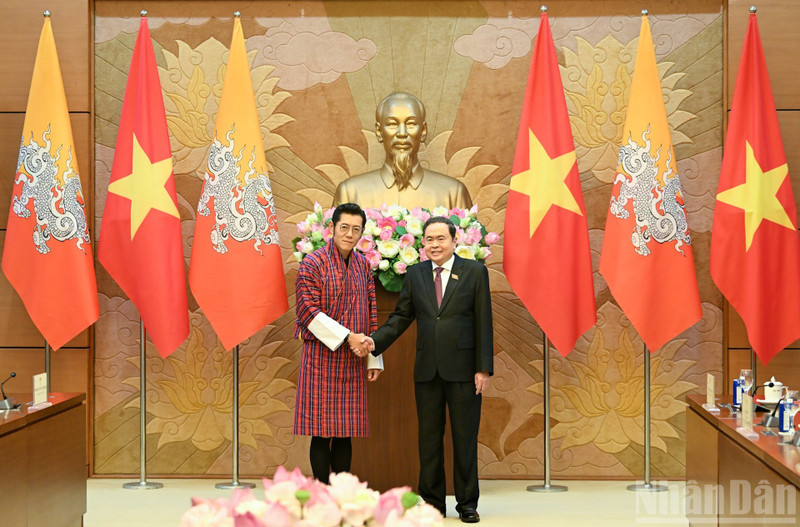El presidente de la Asamblea Nacional de Vietnam, Tran Thanh Man, y el Rey Jigme Khesar Namgyel Wangchuck de Bután. (Foto: Nhan Dan)