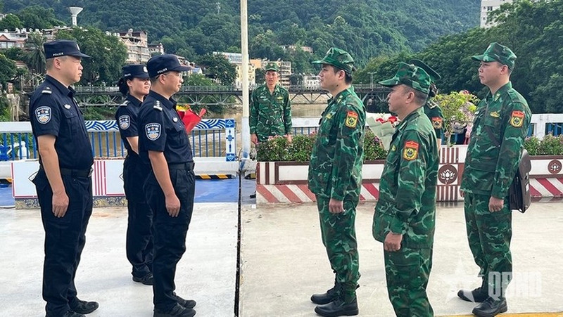 Los guardias fronterizos se reúnen en la línea de demarcación entre ambos países (Foto: qdnd.vn)