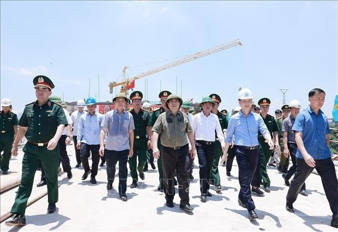 El primer ministro de Vietnam, Pham Minh Chinh, inspecciona el progreso del nuevo puente Phong Chau, en la provincia de Phu Tho (Foto: VNA)