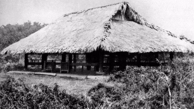 La Casa Comunal de Tan Trao, distrito de Son Duong (Tuyen Quang), donde se celebró el Congreso Nacional convocado por Viet Minh el 16 de agosto de 1945, aprobó las “Diez Políticas Principales de Viet Minh”; la “Orden de Levantamiento General”; decretó la bandera y el himno nacionales; y estableció el Comité de Liberación Nacional de Vietnam, es decir, el Gobierno Provisional, presidido por el camarada Ho Chi Minh. (Foto: Documentos de VNA)