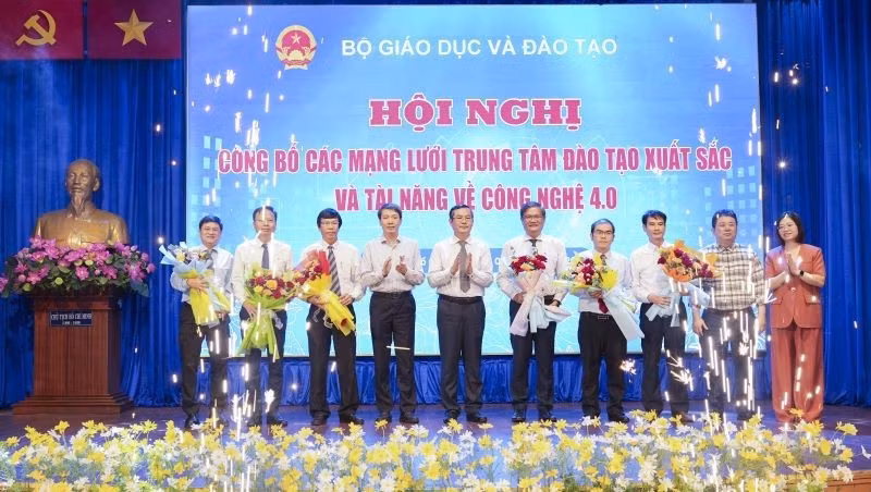 Presentan las redes de mejores centros de formación y talentos en tecnología 4.0 en las regiones central y sureña.