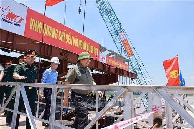 El primer ministro de Vietnam, Pham Minh Chinh, inspecciona el progreso del nuevo puente Phong Chau, en la provincia de Phu Tho (Foto: VNA)