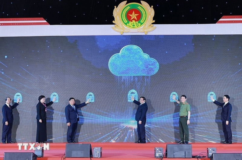 El primer ministro de Vietnam, Pham Minh Chinh, y los delegados inauguran el Centro Nacional de Datos No. 1 (Foto: VNA)