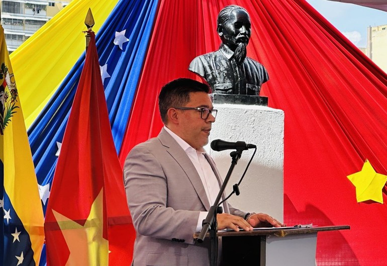 Nahum Fernández, miembro del Buró Político y vicepresidente del PSUV a cargo de la movilización popular, habla en el evento. (Foto: VNA)