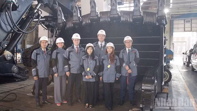 La delegación del Consulado General de Vietnam en Ekaterimburgo visita la fábrica Uralmash.