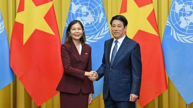 El presidente vietnamita, Luong Cuong, y Pauline Tamesis, coordinadora residente de la ONU en Hanói, en una reunión con los jefes de las agencias de la ONU de Vietnam el 18 de septiembre (Foto: Thuy Nguyen)