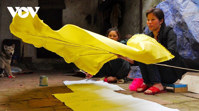 Vitalidad de aldea de fabricación tradicional de abanicos de papel de Chang Son 