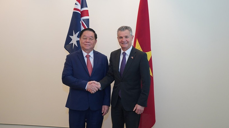 Nguyen Trong Nghia, miembro del Buró Político, secretario del Comité Central del PCV y jefe de su Comisión de Propaganda, Educación y Movilización de Masas y Matthew Thistlethwaite, viceministro australiano de Asuntos Exteriores y Comercio y viceministro de Inmigración (Foto: VNA)
