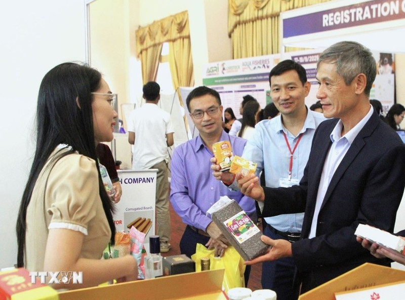 El embajador de Vietnam en Camboya, Nguyen Minh Vu (derecha), visita los stands de la Feria de Agricultura, Ganadería, Pesca, Alimentos y Bebidas en Phnom Penh 2025. (Foto: VNA)