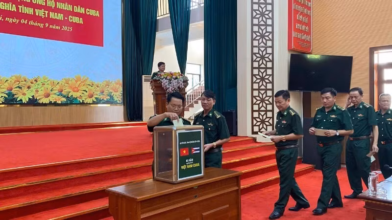 Cuadros y soldados de la Guardia Fronteriza de la provincia de Gia Lai donan para apoyar al pueblo cubano, demostrando la solidaridad entre ambos países.