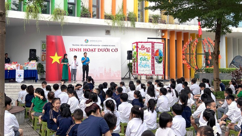 Ceremonia de izamiento de l bandera en la escuela primaria Khoi Nguyen-Genesis.