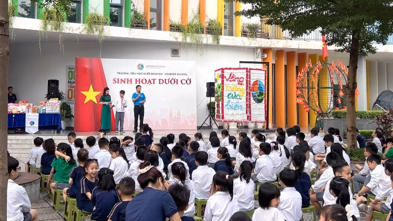 Ceremonia de izamiento de l bandera en la escuela primaria Khoi Nguyen-Genesis.