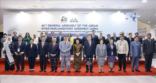 El presidente de la Asamblea Nacional, Tran Thanh Man (sexto desde la derecha, primera fila) y otros delegados en la ceremonia inaugural de la AIPA-46. (Foto: VNA)