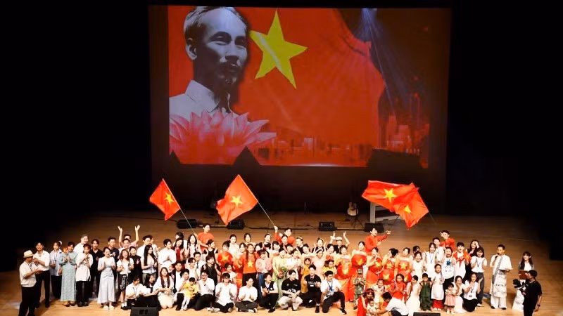 El programa artístico especial “Orgullosos de una franja de montañas y ríos” se lleva a cabo en la ciudad japonesa de Higashi Osaka.