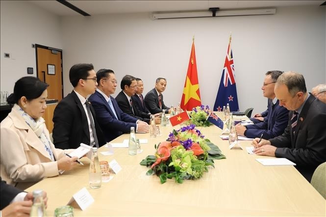 El secretario del Comité Central del Partido Comunista de Vietnam y jefe de su Comisión de Propaganda, Educación y Movilización de Masas, Nguyen Trong Nghia, en un encuentro con el ministro de Educación Superior de Nueva Zelanda, Shane Reti. (Foto: VNA)