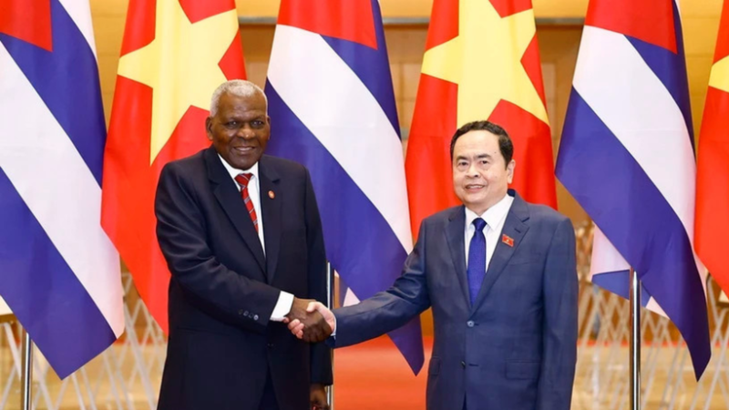 El titular de la Asamblea Nacional vietnamita, Tran Thanh Man, y el presidente de la Asamblea Nacional del Poder Popular y del Consejo de Estado de Cuba, Esteban Lazo Hernández. (Foto: VNA)