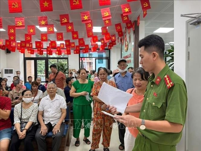 La Policía del distrito de Dong Da (Hanoi) brindó orientación y respondió a las preguntas de los residentes, garantizando la entrega de los obsequios. (Foto: VNA)