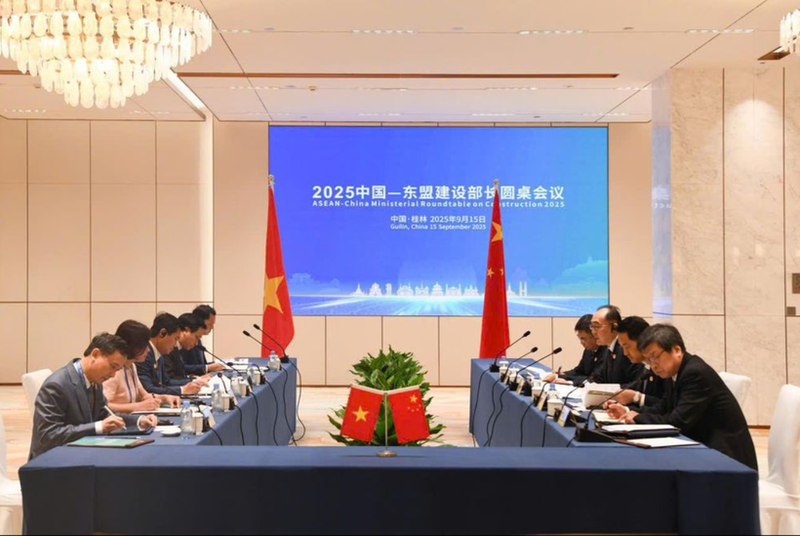 Panorama de la reunión entre el viceministro de Construcción de Vietnam, Nguyen Tuong Van y el viceministro de Vivienda y Desarrollo Urbano–Rural de China, Li Xianlong. (Foto: baomoi.com)