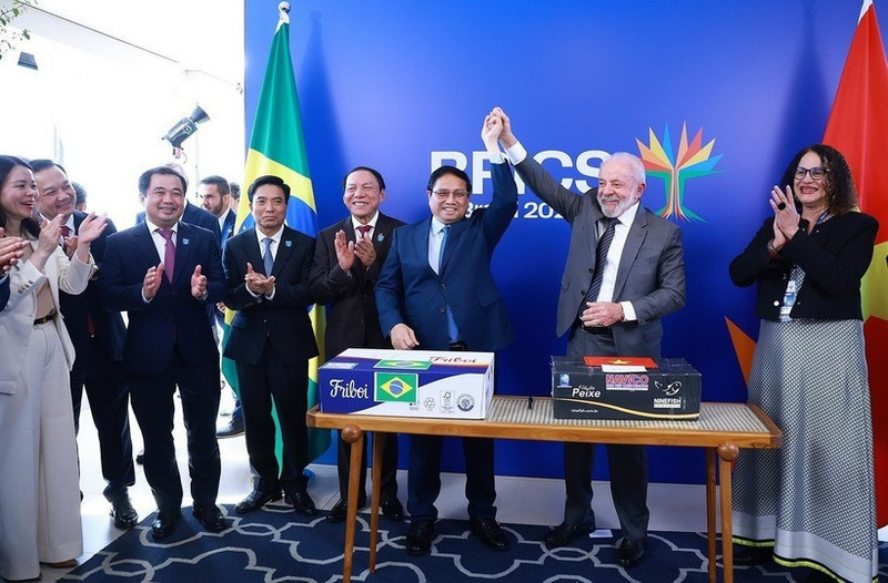 El primer ministro vietnamita, Pham Minh Chinh, y el presidente brasileño, Lula da Silva, en la ceremonia de firma de un acuerdo comercial entre los dos países. (Foto: VNA)
