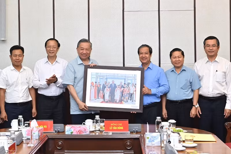 El secretario general del PCV, To Lam, y los líderes del Ministerio de Educación y Formación (Foto: Nhan Dan)