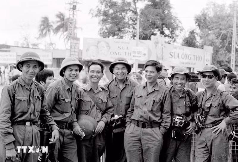 Reporteros de la Agencia de Noticias de Liberación (ANL) y Viet Nam Thong tan xa (VNTTX) cubriendo la Campaña de Ho Chi Minh, abril de 1975 (Foto: VNA)