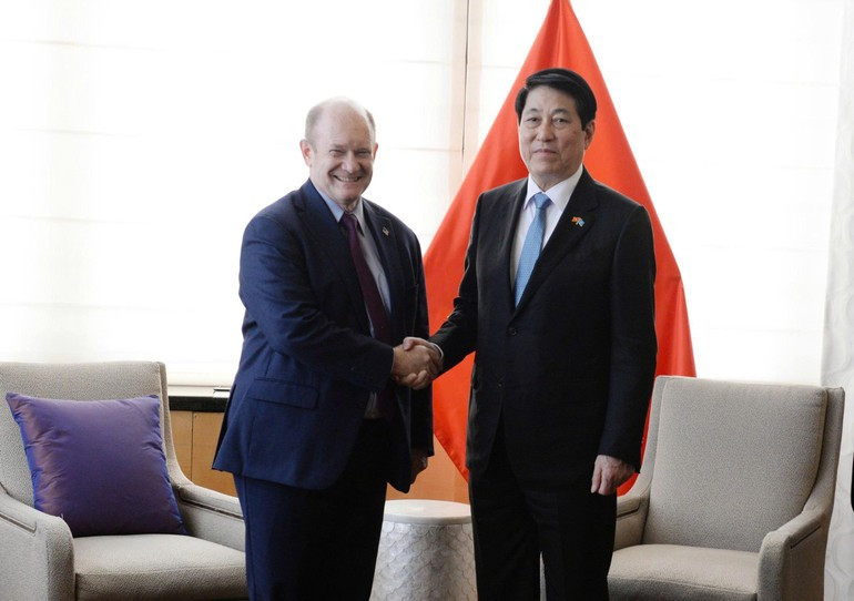 El presidente vietnamita, Luong Cuong, se reúne con el senador estadounidense Chris Coons.