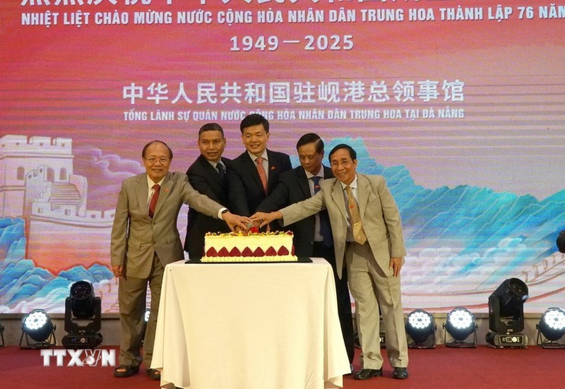 El Consulado General de China en Da Nang organiza una ceremonia para conmemorar el 76º aniversario del Día Nacional del gigante asiático, con la presencia de representantes de Ministerios y sectores, líderes de las provincias del centro de Vietnam y empresas chinas en esta urbe. (Foto: VNA)
