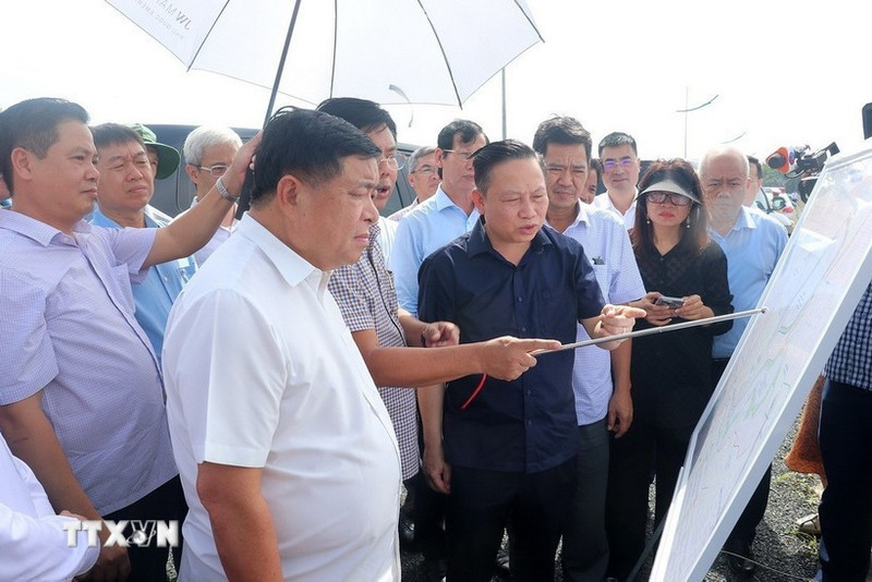 El viceprimer ministro de Vietnam, Nguyen Chi Dung ,supervisa proyectos importantes para la cumbre APEC 2027, priorizando su finalización a tiempo. (Foto: VNA)