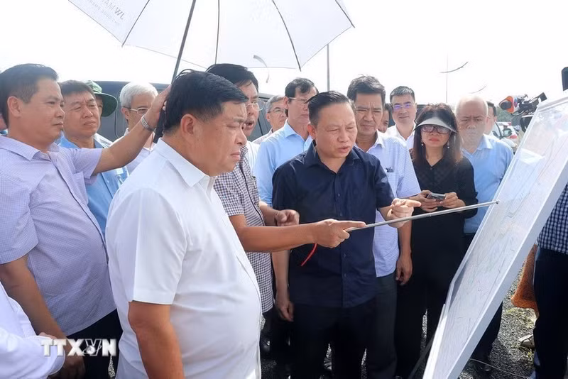 El viceprimer ministro de Vietnam, Nguyen Chi Dung ,supervisa proyectos importantes para la cumbre APEC 2027, priorizando su finalización a tiempo. (Foto: VNA)