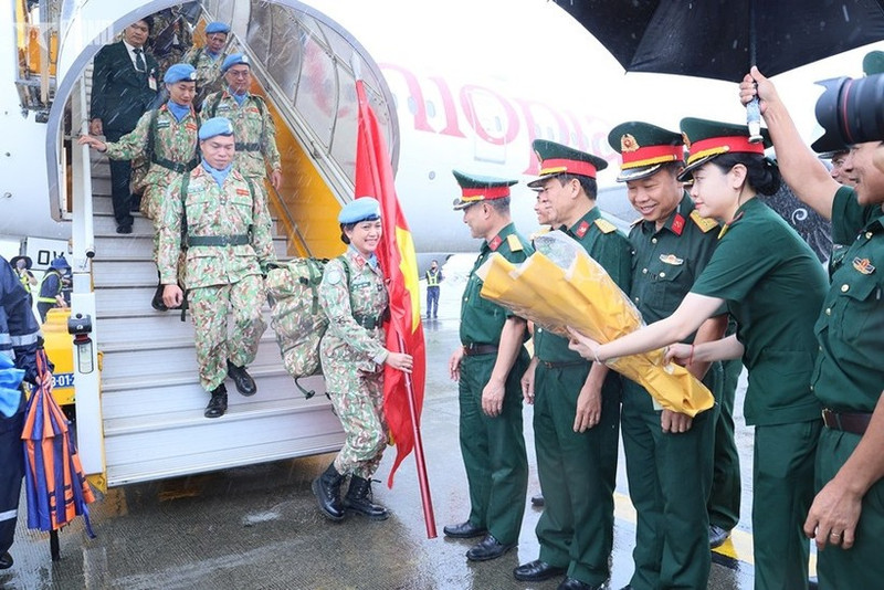 Directivos del Departamento de Mantenimiento de la Paz de Vietnam y varias agencias y unidades reciben al tercer Equipo de Ingenieros en el aeropuerto internacional de Noi Bai, en Hanói. (Foto: qdnd.vn)