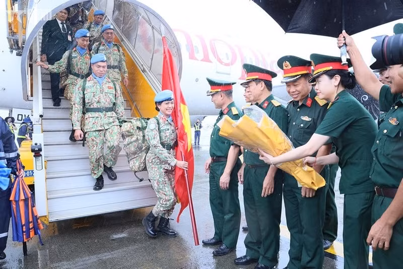 Directivos del Departamento de Mantenimiento de la Paz de Vietnam y varias agencias y unidades reciben al tercer Equipo de Ingenieros en el aeropuerto internacional de Noi Bai, en Hanói. (Foto: qdnd.vn)